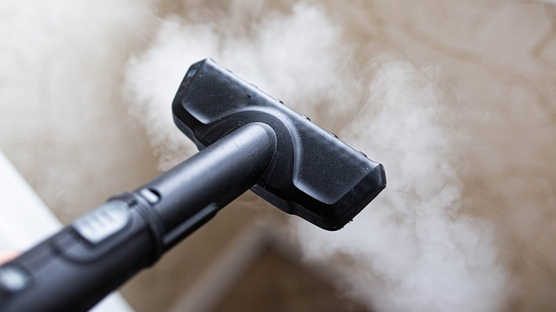 De vloer schoonmaken met een stoomreiniger